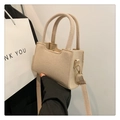 Detailansicht der minimalistischen Filzhandtasche in Creme mit runden Tragegriffen - Khaki