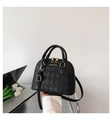 Borsa nera classica a forma di conchiglia con motivo trapuntato e dettagli dorati - Nero