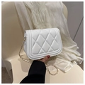 Detalle de bolso acolchado blanco con correa de cadena y textura de piel sintética - Blanco