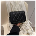 Detalle del bolso bandolera acolchado negro con una elegante correa de cadena - Negro