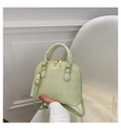 Borsa a conchiglia trapuntata verde menta con dettagli dorati e tracolla regolabile - Verde