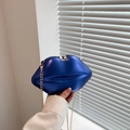Borsa a tracolla blu a forma di labbra con finitura metallica e catena dorata chic - Blu