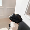 Sac à bandoulière en forme de lèvres en cuir noir mat avec chaîne dorée et fermeture éclair - Noir