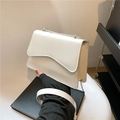 Bolso bandolera blanco moderno con solapa ondulada asimétrica y cadena elegante - Blanco