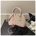 Dettaglio della borsa in paglia a conchiglia con finiture in pelle rosa e oro metallo - Rosa