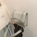 Bolso bandolera plateado metalizado con solapa ondulada y cadena elegante - Plateado