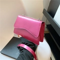 Bolso bandolera fucsia brillante con solapa ondulada y cadena plateada moderna - Rosa Rojo