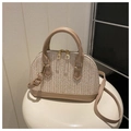 Borsa a conchiglia intrecciata beige con trama in paglia e tracolla in pelle regolabile - Cachi
