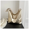 Minimalistische Hobo-Bag in Metallic-Gold mit verstellbarem Gurt und Hochglanz-Finish - Gold