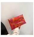 Detailansicht der bunten Farbverlauf-Briefumschlagtasche mit goldenem Metallbesatz - Rot