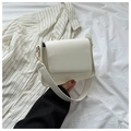 Detail van witte PU-leren schoudertas met brede riem en goudkleurige hardware - Wit
