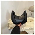 Detailaufnahme der schwarzen Kroko-Prägung dieser Halbmond-Tasche aus Kunstleder - Schwarz