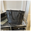 Détail du sac cabas matelassé noir avec cordon latéral et accessoires en métal doré - Noir Sans Pendentif