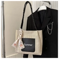 Détail d'un sac cabas en paille tissée avec patch Summer et détail de foulard en soie - Noir