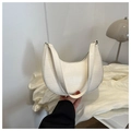 Detail der weißen Mondsichel-Tasche mit hochwertiger Krokoprägung und Schultergurt - Weiß