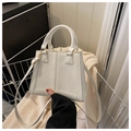 Petit sac carré blanc à motif croco avec poignées et bandoulière dans un chariot de courses - Blanc