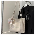 Détail d'un cabas en paille tressée avec écusson Summer et foulard en soie décoratif - Blanc
