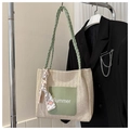 Détail du sac cabas en paille avec poche verte, lettrage Summer et poignée en foulard - Vert