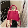 Petit sac carré rose fuchsia embossé crocodile avec bandoulière et finitions dorées - Rose Rouge
