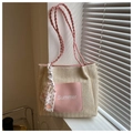 Beige gewebte Strohtasche mit rosa Taschen, geflochtenen Trägern und Seidenschal-Detail - Rosa