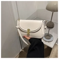 Detalle de bolso crema de piel con hebilla dorada cuadrada y nudo decorativo en la correa - Blanco