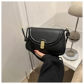 Detalle de bolso bandolera de cuero negro con hebilla dorada y detalles de correa anudada - Negro