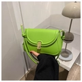 Detalle del bolso bandolera verde esmeralda con cierre dorado y nudos decorativos de piel - Verde