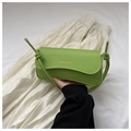 Detalle de bolso bandolera verde aguacate en cuero con nudo y logotipo dorado - Verde