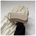 Detalle de bolso beige de cuero PU con letras doradas y correa con nudos decorativos - Caqui