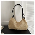 Detalle del bolso hobo de paja tejida con correa negra anudada y puntas de metal plateado - Negro
