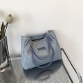 Blaue Stoff-Einkaufstasche mit lila Lederriemen und Silberkette, geräumige Tasche - Hellblau