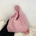 Bolso rosa con textura de burbuja en tejido popcorn y colgante de corazón suave - Rosa