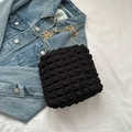 Schicke schwarze Tasche mit Popcorn-Textur und eleganter Goldkette auf Jeansjacke - Schwarz
