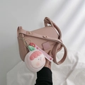 Sac bandoulière en cuir mat rose avec breloque pêche en peluche et bandoulière réglable - Style de Sac Unique / Rose