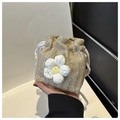 Dettaglio ravvicinato della mini borsa a secchiello in paglia con decorazione floreale - Cachi