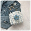 Blau-weiß gestreifte Bubble-Tragetasche mit Blumendetails und goldener Kette - Blau
