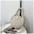 Dettaglio della borsa di paglia rotonda con trama intrecciata e ciondolo in legno - Stile Base Semplice (Stile 1) / Grigio