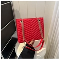 Dettaglio della borsa tote trapuntata rossa con catena dorata e trama chevron - Rosso