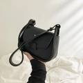 Sac à bandoulière minimaliste en cuir noir avec rabat et sangle réglable pour femme - Style de Sac Unique / Noir