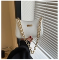 Détail du sac baguette blanc gaufré crocodile avec une chaîne dorée épaisse - Blanc