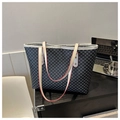 Detail van grijze geometrische tote bag met rode randen aan de riemen en grote capaciteit - Zwart
