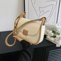 Sac bandoulière minimaliste bicolore crème et marron en similicuir texturé avec boucle métal - Style de Sac Unique / Kaki & Beige
