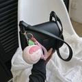 Détail d'un sac bandoulière noir mat en PU avec un joli pendentif en peluche pêche rose - Style Avec Pendentif / Noir