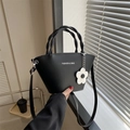 Elegante bolso cubo negro con asa trenzada y colgante floral para moda femenina - Negro