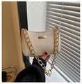 Détail d'un sac à main blanc cassé avec motif crocodile et grosse chaîne dorée - Beige