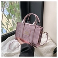 Sac à main rose métallisé avec texture crocodile et bandoulière amovible au look tendance - Rose