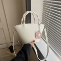 Elegante bolso cesta blanco crema con asa trenzada y detalle de colgante floral - Blanco