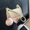 Sac à bandoulière carré blanc crème chic avec un joli pendentif pêche en peluche doux - Style Avec Pendentif / Blanc