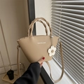 Bolso tipo cubo beige de moda con asas en espiral y colgante de flores - Caqui