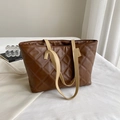 Gesteppte braune Leder-Einkaufstasche mit beigen Trägern für Damen im minimalistischen Stil - Kaffeebraun
